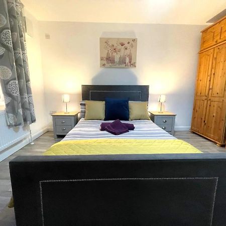 Deluxe 1-Bedroom Serviced Apartment Sleeps 4 For Short Or Long Stay Джиллингем Экстерьер фото