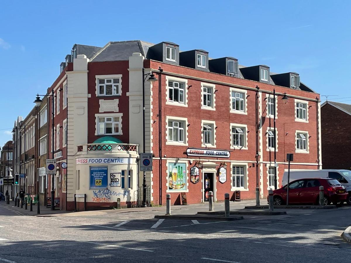 Deluxe 1-Bedroom Serviced Apartment Sleeps 4 For Short Or Long Stay Джиллингем Экстерьер фото