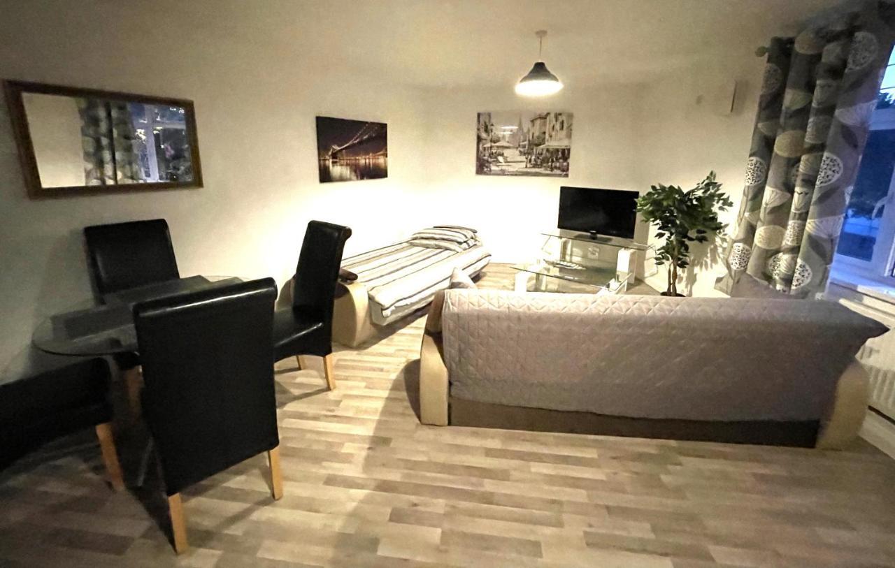 Deluxe 1-Bedroom Serviced Apartment Sleeps 4 For Short Or Long Stay Джиллингем Экстерьер фото