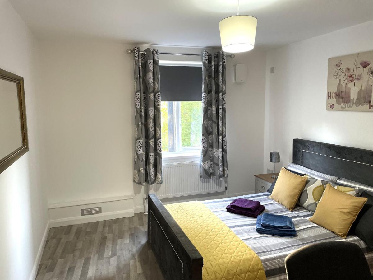 Deluxe 1-Bedroom Serviced Apartment Sleeps 4 For Short Or Long Stay Джиллингем Экстерьер фото