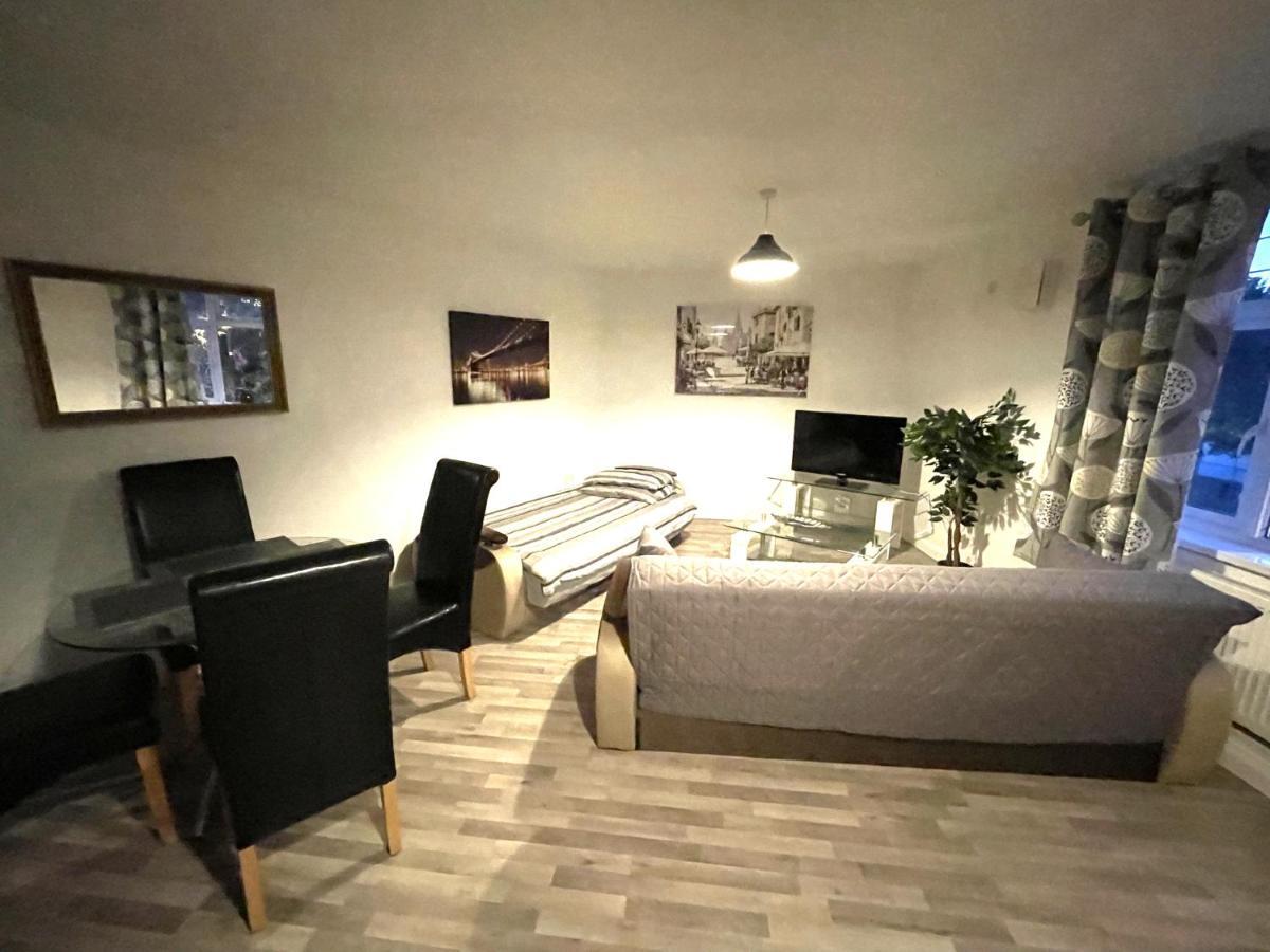 Deluxe 1-Bedroom Serviced Apartment Sleeps 4 For Short Or Long Stay Джиллингем Экстерьер фото