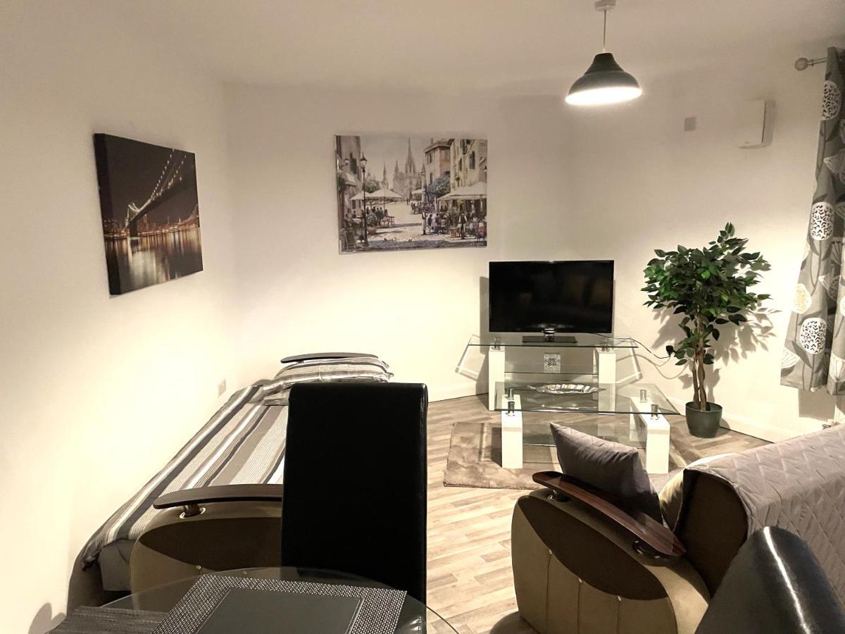 Deluxe 1-Bedroom Serviced Apartment Sleeps 4 For Short Or Long Stay Джиллингем Экстерьер фото