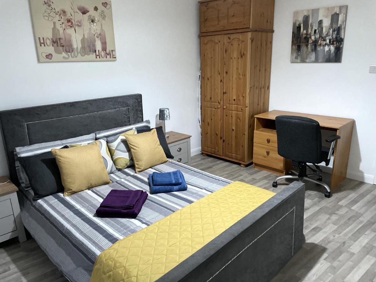 Deluxe 1-Bedroom Serviced Apartment Sleeps 4 For Short Or Long Stay Джиллингем Экстерьер фото