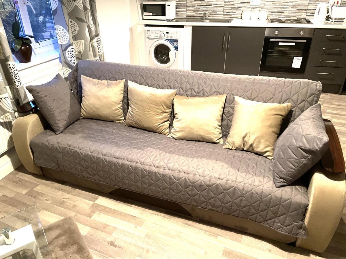 Deluxe 1-Bedroom Serviced Apartment Sleeps 4 For Short Or Long Stay Джиллингем Экстерьер фото