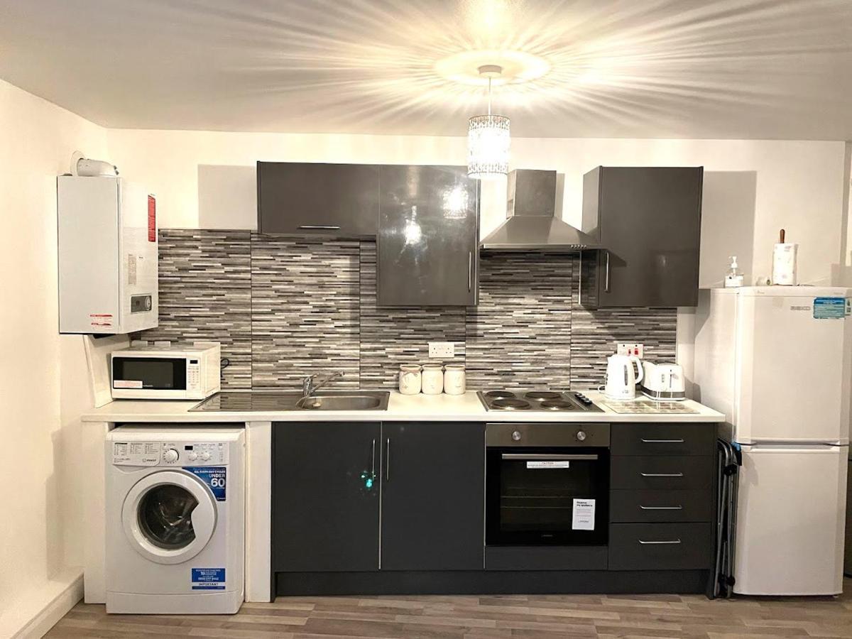 Deluxe 1-Bedroom Serviced Apartment Sleeps 4 For Short Or Long Stay Джиллингем Экстерьер фото