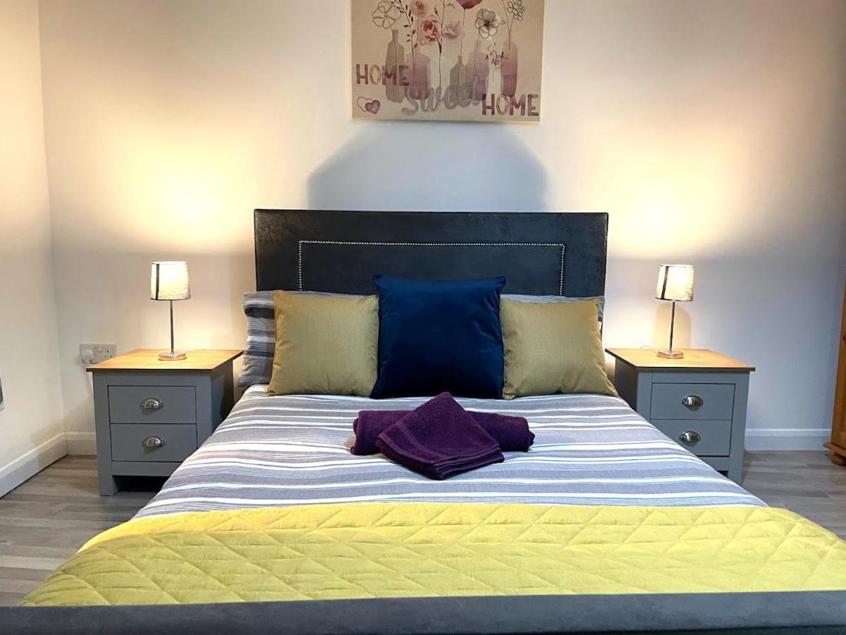 Deluxe 1-Bedroom Serviced Apartment Sleeps 4 For Short Or Long Stay Джиллингем Экстерьер фото