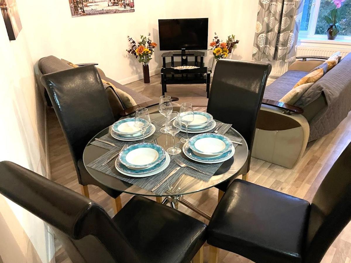 Deluxe 1-Bedroom Serviced Apartment Sleeps 4 For Short Or Long Stay Джиллингем Экстерьер фото