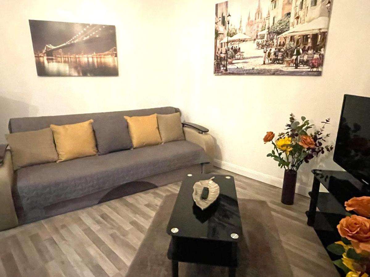 Deluxe 1-Bedroom Serviced Apartment Sleeps 4 For Short Or Long Stay Джиллингем Экстерьер фото
